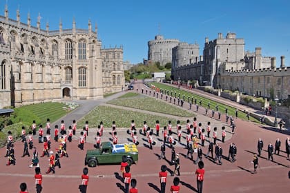 Bajo un cielo azul, sin nubes, el féretro, cubierto por el estandarte personal del
duque de Edimburgo, su gorra de almirante, la espada que su suegro,
el rey Jorge VI, le regaló para su boda, y un bouquet de flores blancas que le eligió
la Reina, es conducido en una Defender, de Land Rover. Unos 730 miembros de
las fuerzas armadas le rindieron honores con una espectacular coreografía militar.
Detrás lo siguen sus cuatro hijos, algunos nietos y miembros de la familia real