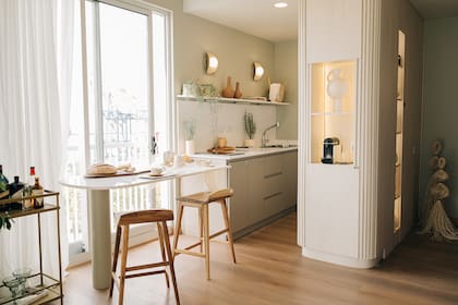 Bajomesada Rauvisio mate 'Cubanite' (Rehau ). Divisor revestido en melamina (Faplac). Mesada, alzada, tapa de la barra y estante de Silestone 'Ethereal Glow' (Canteras). Estructura de la barra (Vint Market).