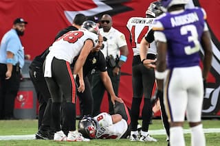 Baker Mayfield se disloca el pulgar de la mano de lanzar y los Buccaneers esperan resonancia