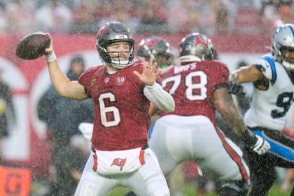 Baker Mayfield y Buccaneers vencen 16-7 a Panthers y siguen en la lucha por el título divisional