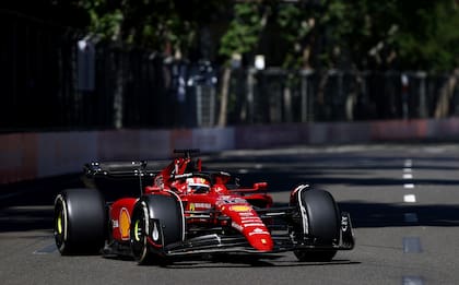 BAKU, AZERBAIJAN - 12 DE JUNIO: Charles Leclerc de Mónaco conduciendo el (16) Ferrari F1-75 en la pista durante el Gran Premio de F1 de Azerbaiyán en el circuito de la ciudad de Baku el 12 de junio de 2022 en Baku, Azerbaiyán. (Foto de Dan Istitene - Fórmula 1/Fórmula 1 a través de Getty Images)