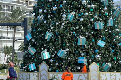 Un árbol de Navidad gigante que se prepara en Bal Harbour