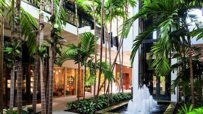 Bal Harbour Shops es el shopping más exclusivo en Surfside, donde se ha visto ir de compras a celebridades como Angelina Jolie