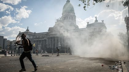 La reforma hecha por ley de la fórmula de movilidad en 2017 tuvo fuertes protestas en la Plaza de los Dos Congresos