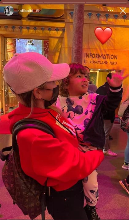 Balbi recorrió Disney París con sus hijos