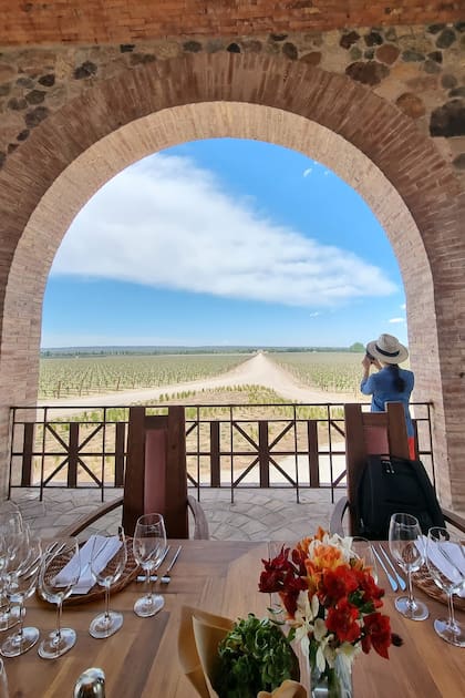 Balcón con vista a la bodega Catena Zapata; sobre el horizonte se ve la "pirámide" escalonada de la bodega