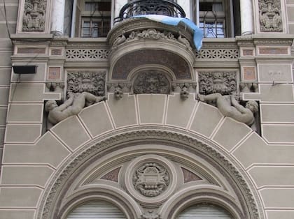Balcones, vitrales y figuras ornamentales distinguen la antigua residencia, hoy sede de la Casa de San Luis en Buenos Aires.