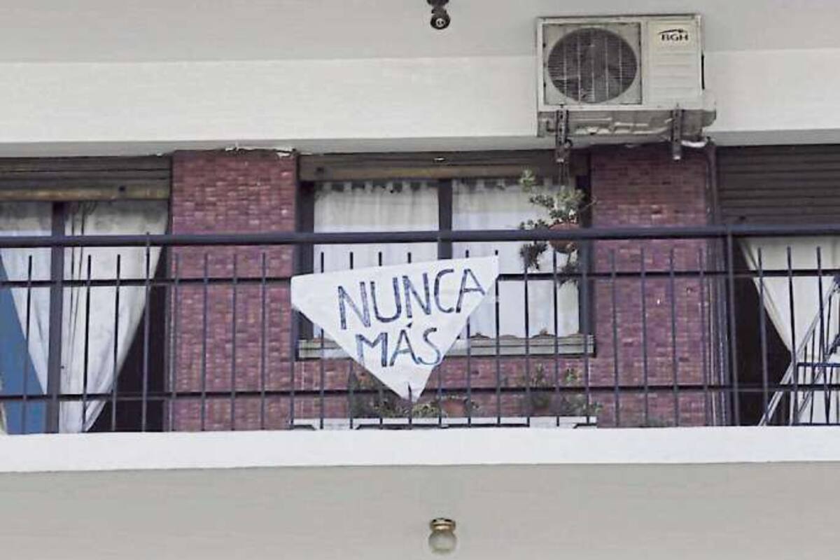 Balcones y ventanas atestiguaron el reclamo por los crímenes de la dictadura,145x102mm