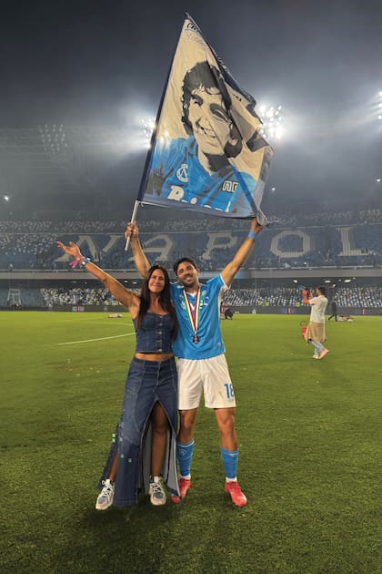 Baldini –con total look de su marca
BAD– y el futbolista con la bandera del inolvidable Diego Maradona.
