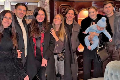 Baldini, Giovanni y su mujer Giulia Coppini, la española Irene Ariza y Giuliano, Eva Bargiela (con Faustino en brazos) y Gianluca