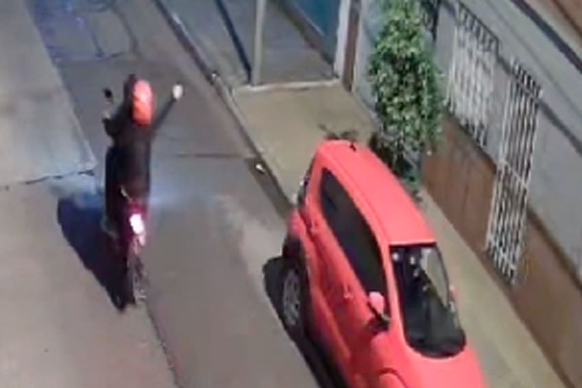 Balean el frente de una casa en Lomas del Mirador