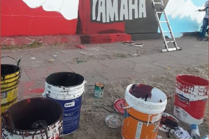 Balearon a los muralistas que pintaban las imágenes de Diego Maradona y Lionel Messi