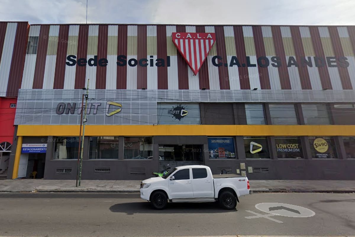 Balearon la sede del Club Allético Los Andes en Lomas de Zamora