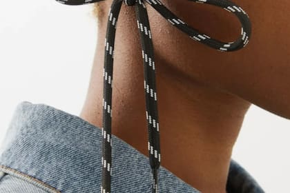 Balenciaga suele generar controversia con sus piezas de lujo y sus nuevos aros no son la excepción