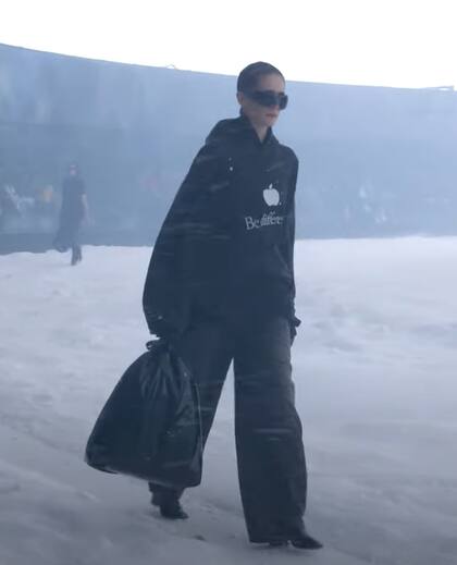 Balenciaga también lanzó un nuevo bolso que imita a una bolsa de basura
