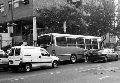 Balizas, doble fila y espera, escena cotidiana en Caballito