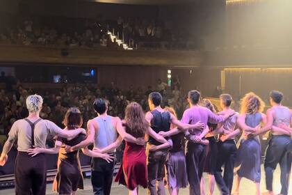 Ballet Contemporáneo del Teatro San Martín, después de una función de "Cantata", el fin de semana pasado en el Teatro Alvear