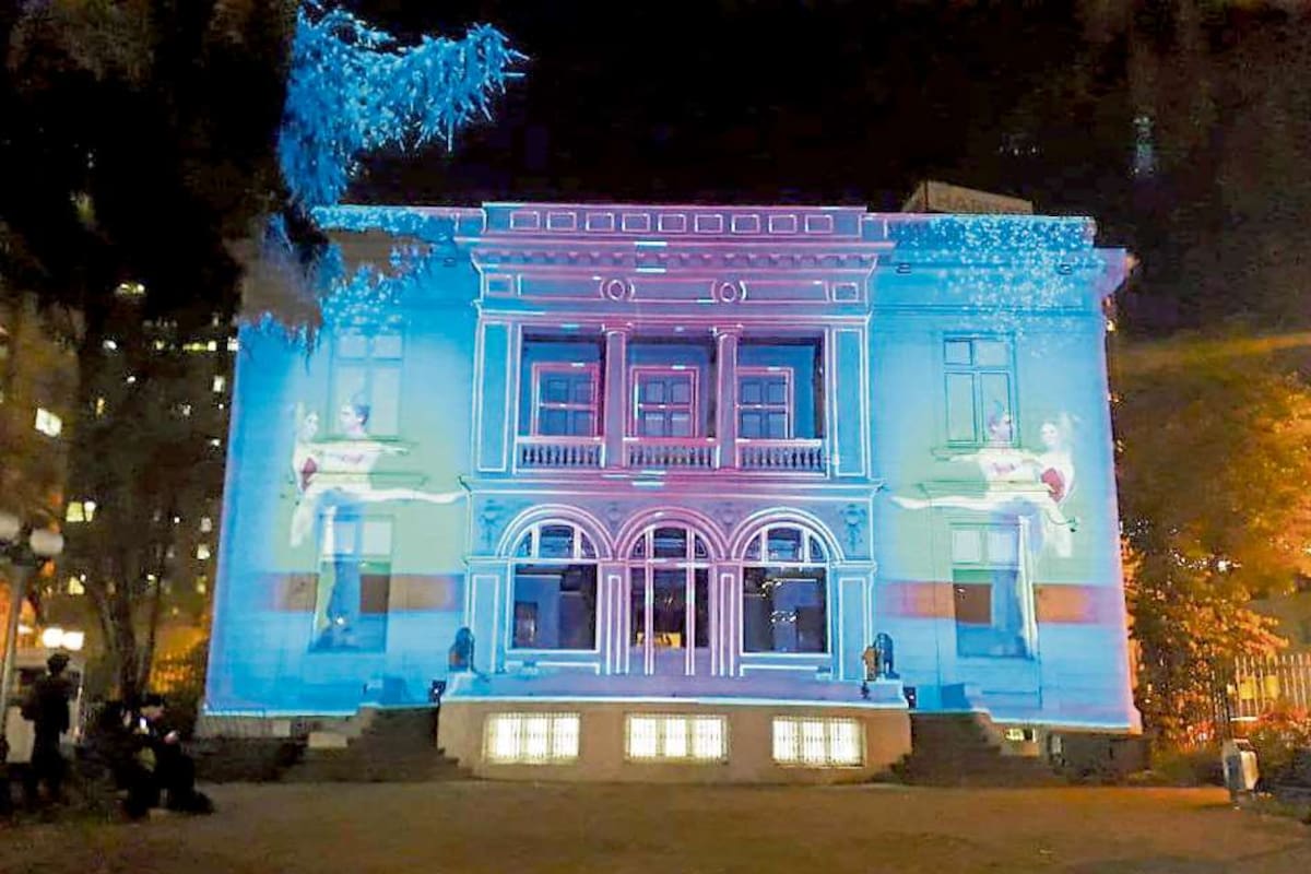 Ballet en la fachada del Palacio Schacht, en Santiago