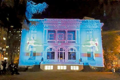 Ballet en la fachada del Palacio Schacht, en Santiago