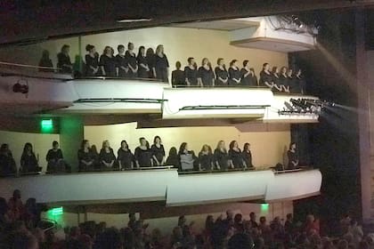 El coro del Sodre ocupó los palcos laterales de la sala en la versión de Carmina Burana que se estrenó en Montevideo