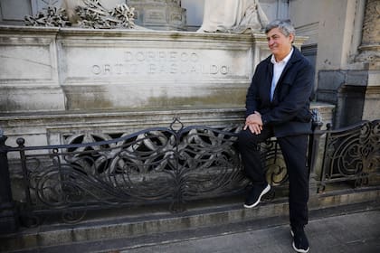 Balmaceda al pie del mausoleo de la familia Dorrego en el cementerio de la Recoleta