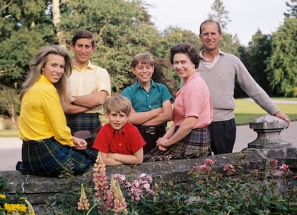 Balmoral, 1972. La Reina y el príncipe Felipe junto a sus cuatro hijos, Carlos, Ana, Andrés y Eduardo.