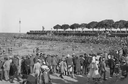 Balneario municipal de la Costanera Sud, ca. 1930. Al fondo, el espigón, construido en 1918 y llamado Plus Ultra en 1928, en conmemoración del vuelo efectuado en 1926 por el hidroavión de ese nombre entre Palos de la Frontera y el Plata.