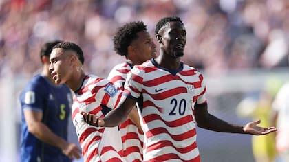 Balogun le reprocha al asistente por haberle anulado el 1-0 (Photo by JAMIE SQUIRE / GETTY IMAGES NORTH AMERICA / Getty Images via AFP)