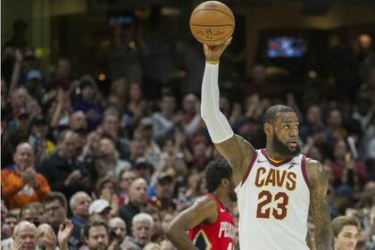 Balón en alto, LeBron saluda al público tras lograr una plusmarca increíble