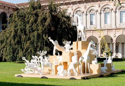 Balsa con figuras de diseño en el Patio de Honor de la Universidad de Milán