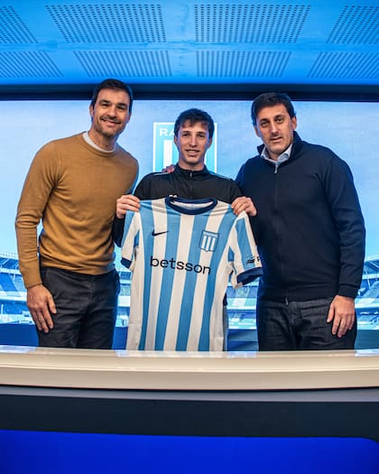 Baltasar Rodríguez, con Sebastián Saja y Diego Milito, cuando renovó su contrato con Racing el 18 de julio; ahora, el jugador se quiere ir