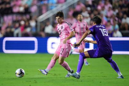 Baltasar Rodríguez hace un pase ante Schlegel