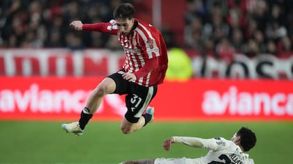 Baltasar Rodriguez intenta evitar el cruce de Allan en el partido entre Estudiantes de La Plata y Corinthians por la Copa Libertadores