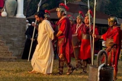 Baltazar, el migrante de Guatemala deportado, en el papel de Jesús durante el Via Crucis