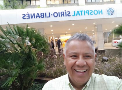 Baltazar Lemos en la puerta del Hospital Sirio- Libanés en San Pablo.