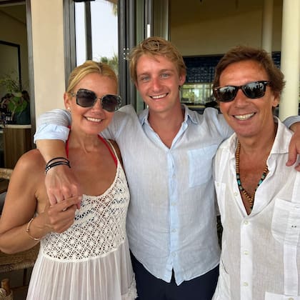 Balthazar junto a sus padres, Valeria Mazza y Alejandro Gravier (Foto: Instagram @balthugravier)