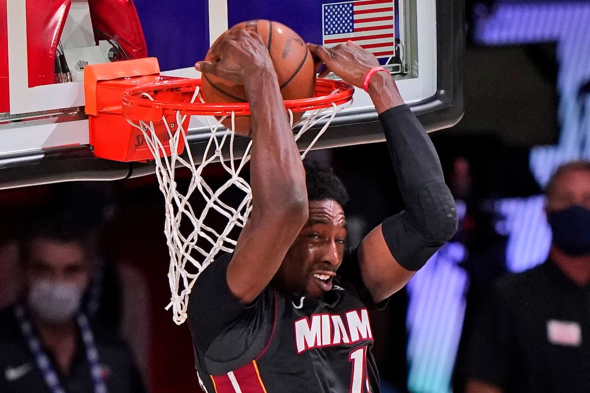 Bam Adebayo (13), de Miami Heat, lanza una volcada hacia atrás durante la segunda mitad de un juego de baloncesto de la final de la conferencia de la NBA el domingo 27 de septiembre de 2020 en Lake Buena Vista, Florida.