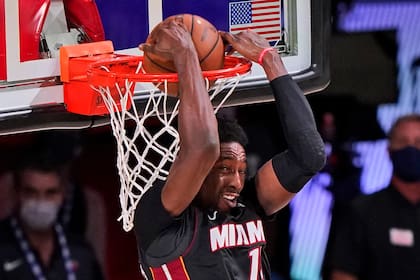 Bam Adebayo (13), de Miami Heat, lanza una volcada hacia atrás durante la segunda mitad de un juego de baloncesto de la final de la conferencia de la NBA el domingo 27 de septiembre de 2020 en Lake Buena Vista, Florida.