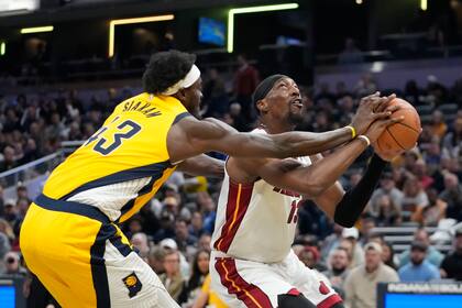 Bam Adebayo (13), del Heat de Miami, recibe una falta de Pascal Siakam (43), de los Pacers de Indiana, durante la primera mitad del juego de baloncesto de la NBA en la Copa NBA, el viernes 15 de noviembre de 2024, en Indianápolis. (AP Foto/Darron Cummings)