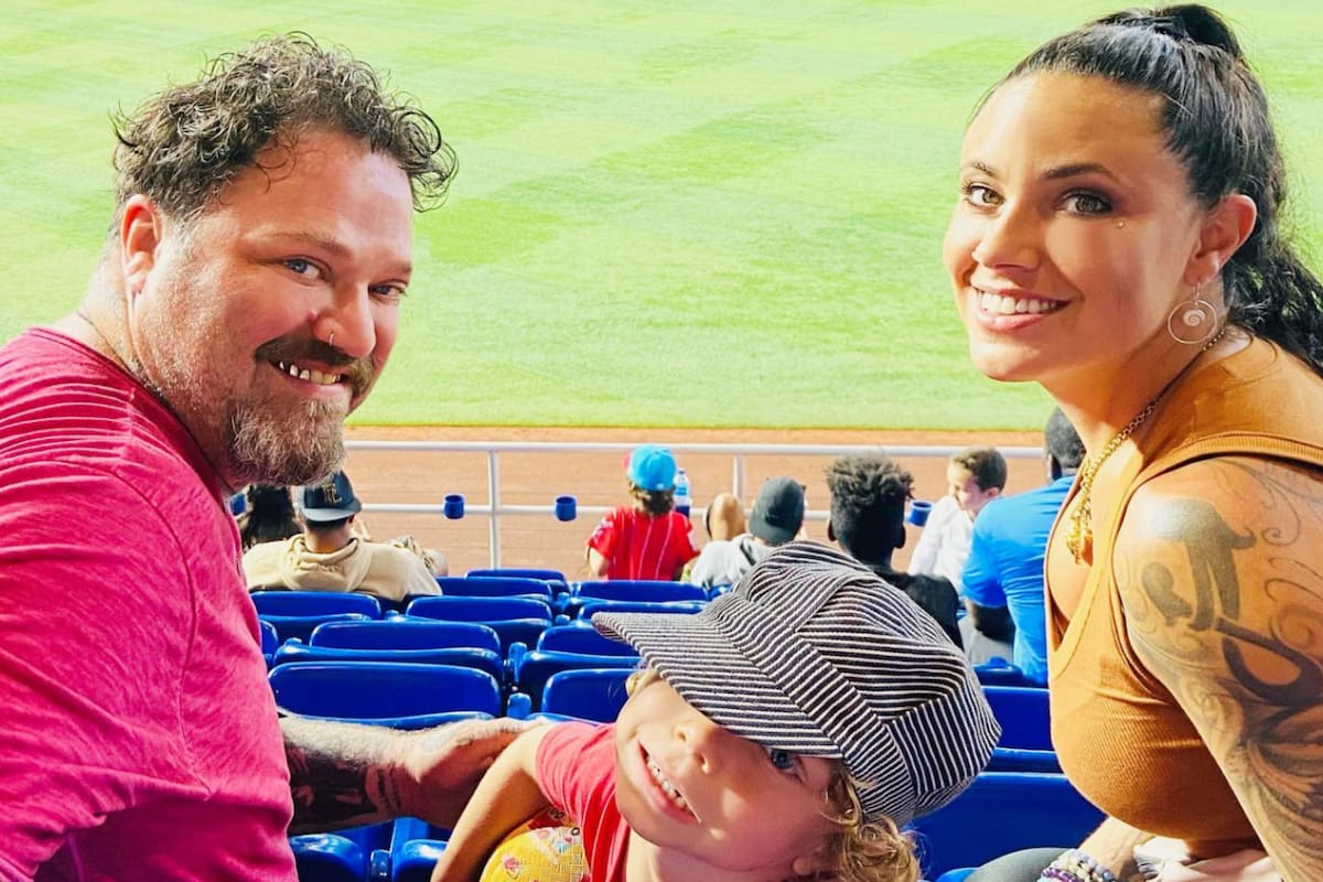 Bam Margera, actor de Jackass, y su familia mientras disfrutan de un juego