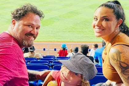 Bam Margera, actor de Jackass, y su familia mientras disfrutan de un juego