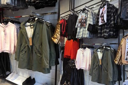 Sus principales clientes, los minoristas del interior del país, no tienen modo de llegar
