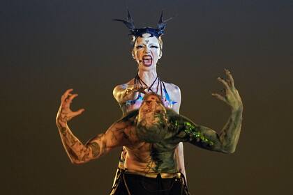 Bambie Thug de Irlanda interpreta la canción Doomsday Blue durante el ensayo general de la primera semifinal del Festival de Eurovisión en Malmö, Suecia, el lunes 6 de mayo de 2024. (Foto AP/Martin Meissner)