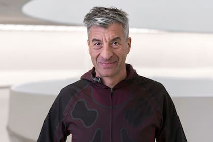 Maurizio Cattelan, el hombre del inodoro de oro de 18 quilates, ahora provoca con una banana pegada a la pared en pleno Art Basel