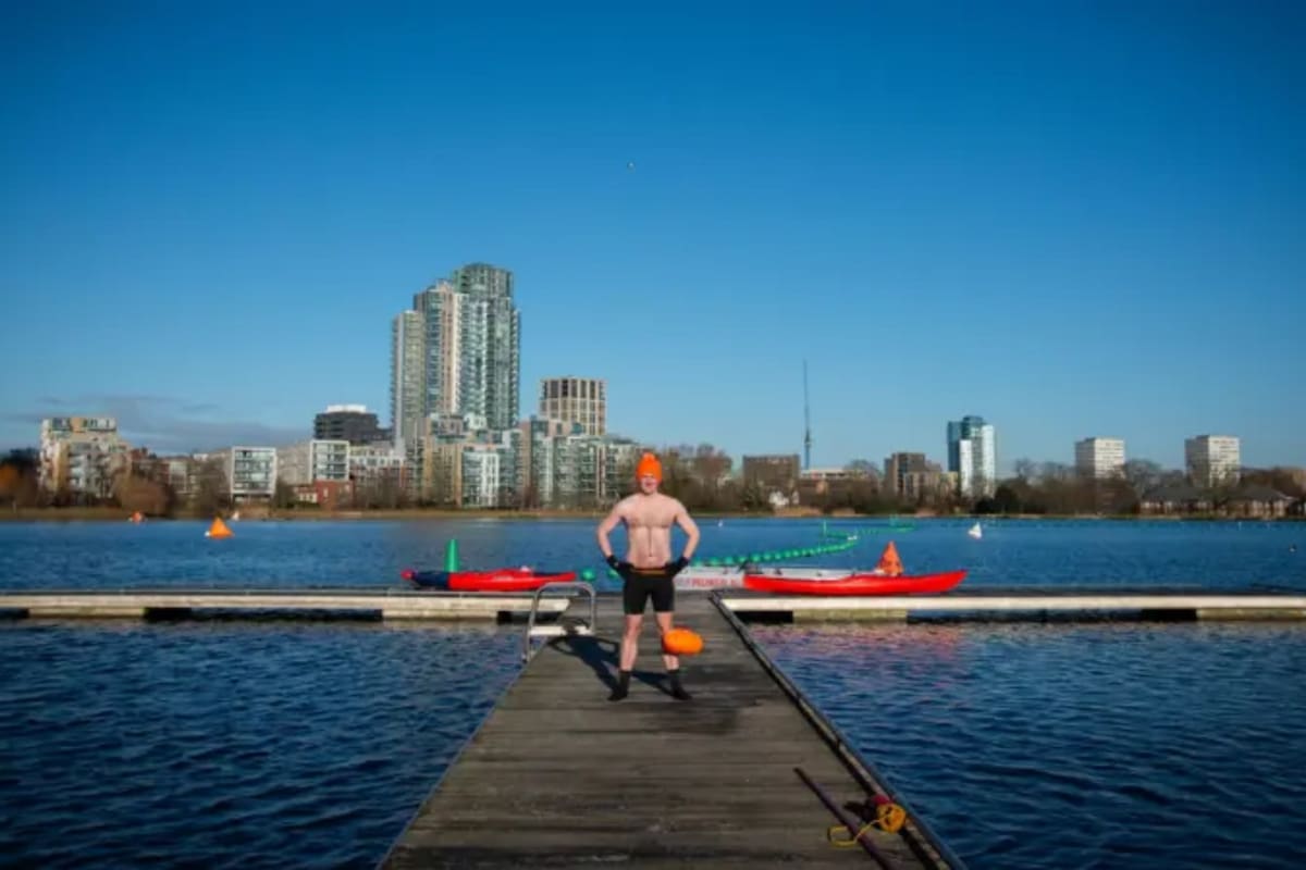 Bañándose en aguas a 3,9 grados una mañana de invierno en Londres