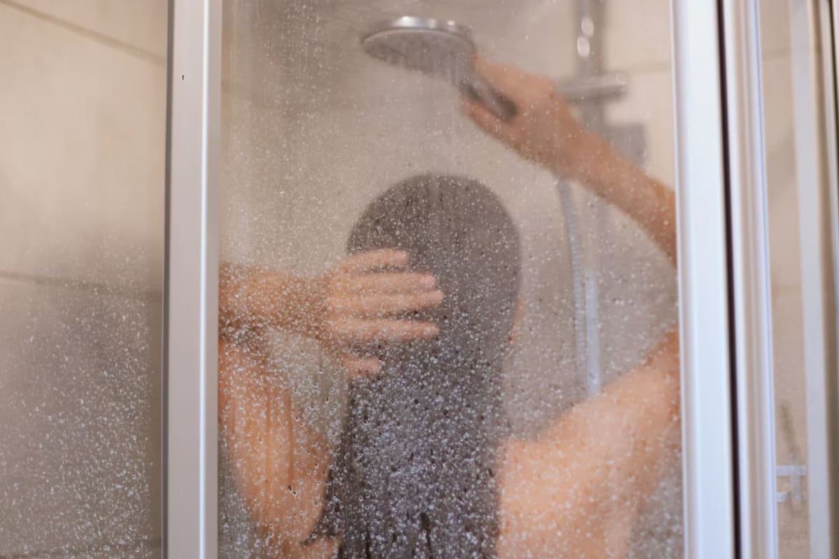 Bañarse con agua muy caliente: los seis riesgos que advierten especialistas
