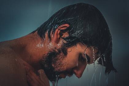 Bañarse por la noche permite limpiar la piel de la suciedad acumulada durante todo el día