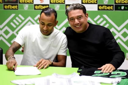 Bañato junto a Sebastián Villa, que se marchó a jugar al Beroe tras su condena por violencia de género