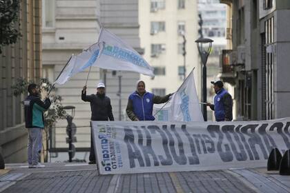 Bancarios con banderas en el microcentro porteño
