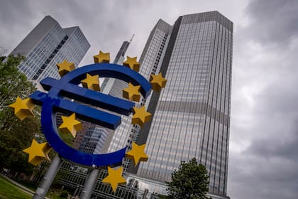 Banco Central Europeo reduce tasa de referencia para impulsar una economía estancada